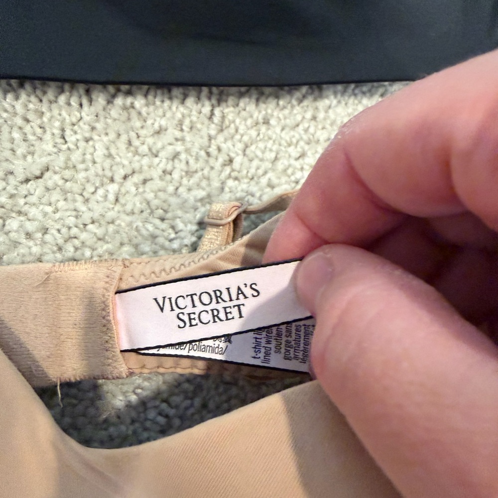 Victoria Secret t-shirt lightly lined wireless bras in nude & black - Picture 5 of 6